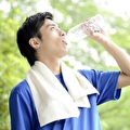 ペットボトルの水を飲む男性