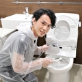 トイレ掃除をする男性