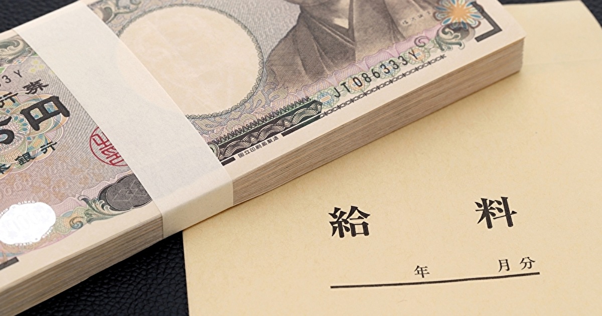 給料を入れる封筒と一万円札の束