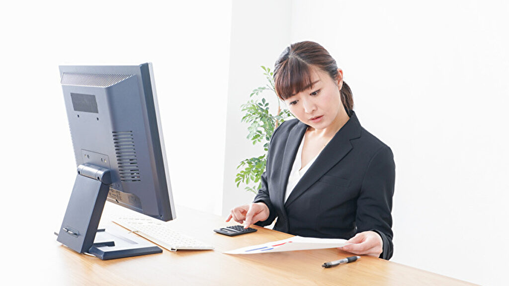 パソコンの前で事務作業をする女性
