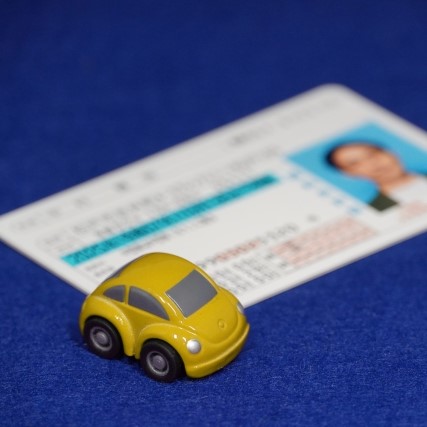自動車免許と車の模型