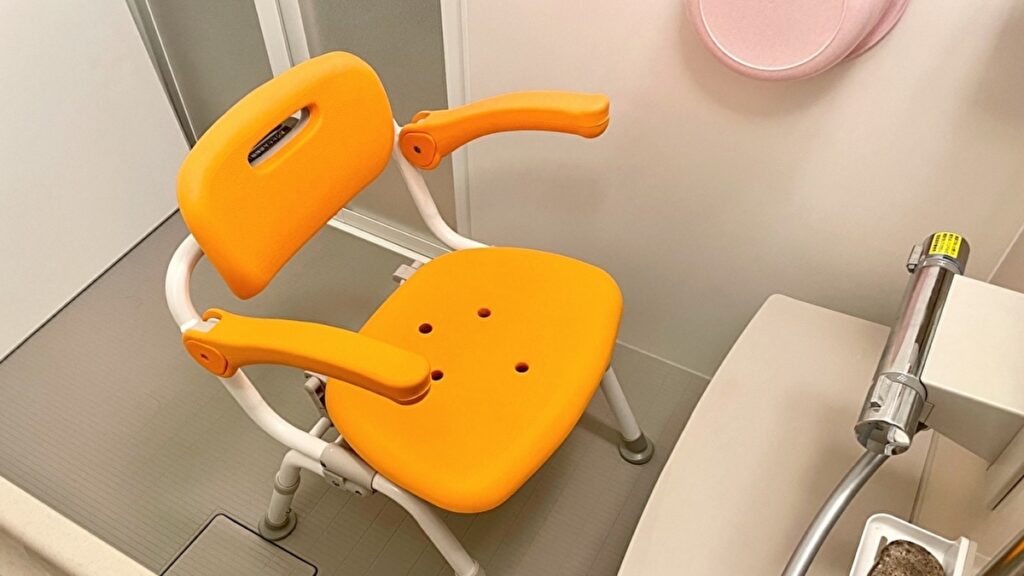 洗面所に置かれた介護用の椅子