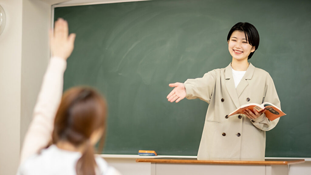 授業中に手をあげて質問する女の子を指名する女性教師