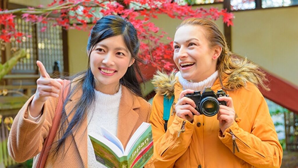 外国人観光客を案内する日本人女性