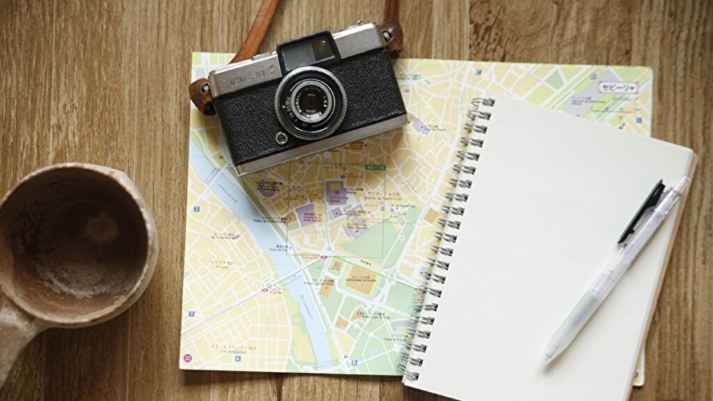 地図とノートと古いカメラ