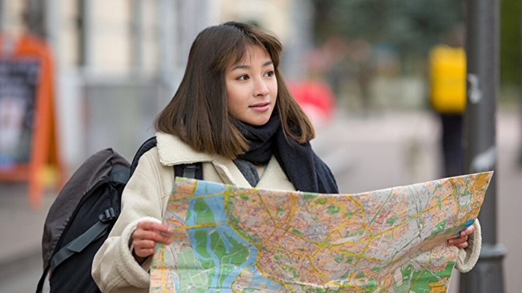 海外旅行先で地図を広げる女性
