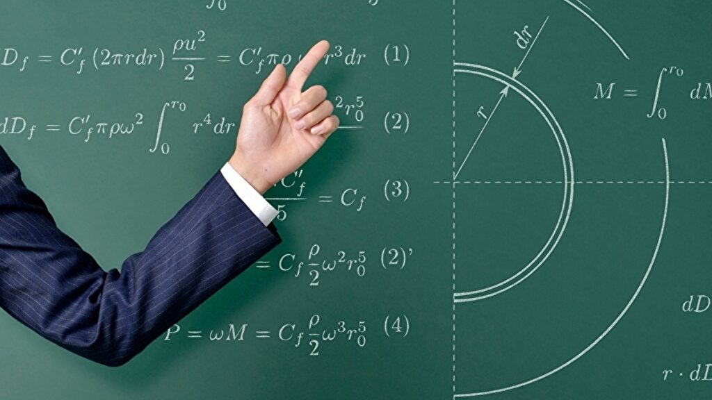 数式を黒板に書く男性の手