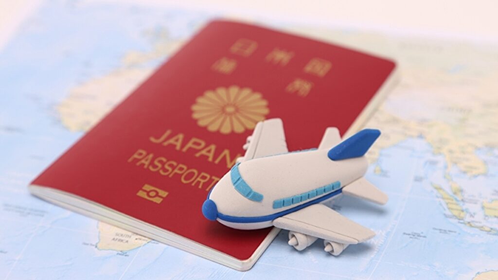 日本国のパスポートと飛行機の模型
