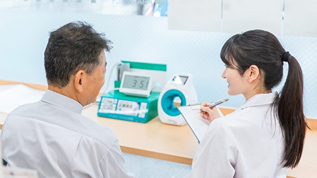 男性の血圧についてに保険指導する女性
