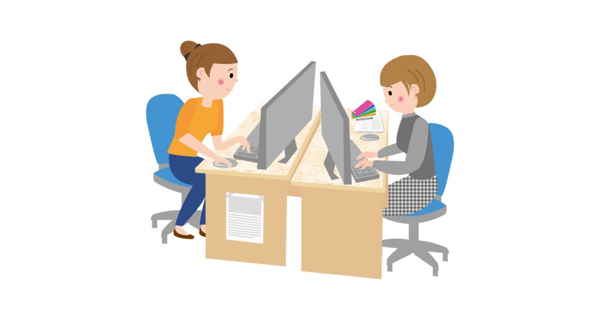 向かい合ってパソコンで作業する二人の女性