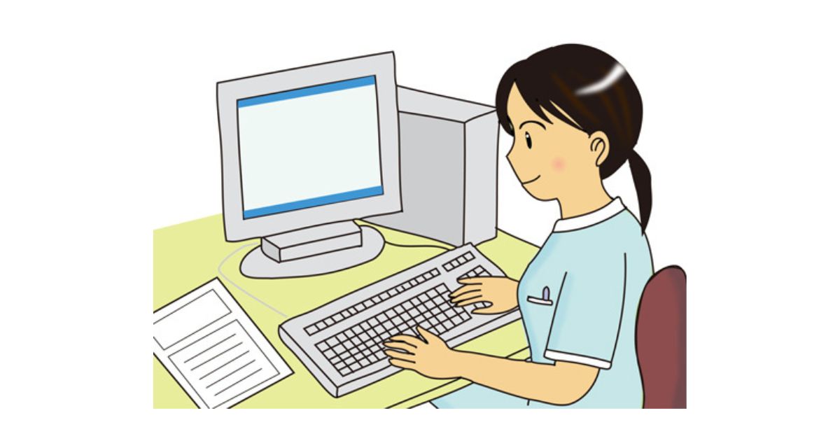 パソコンに医事会計の入力をする女性