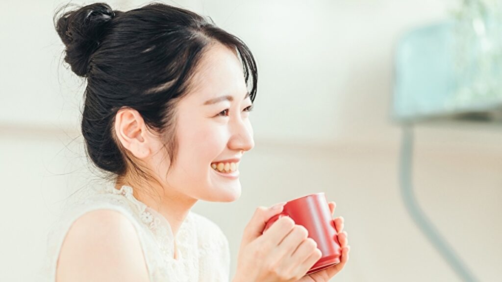 笑顔でお茶を飲む女性