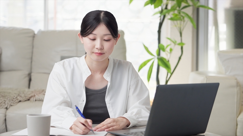 パソコンの前で勉強する女性