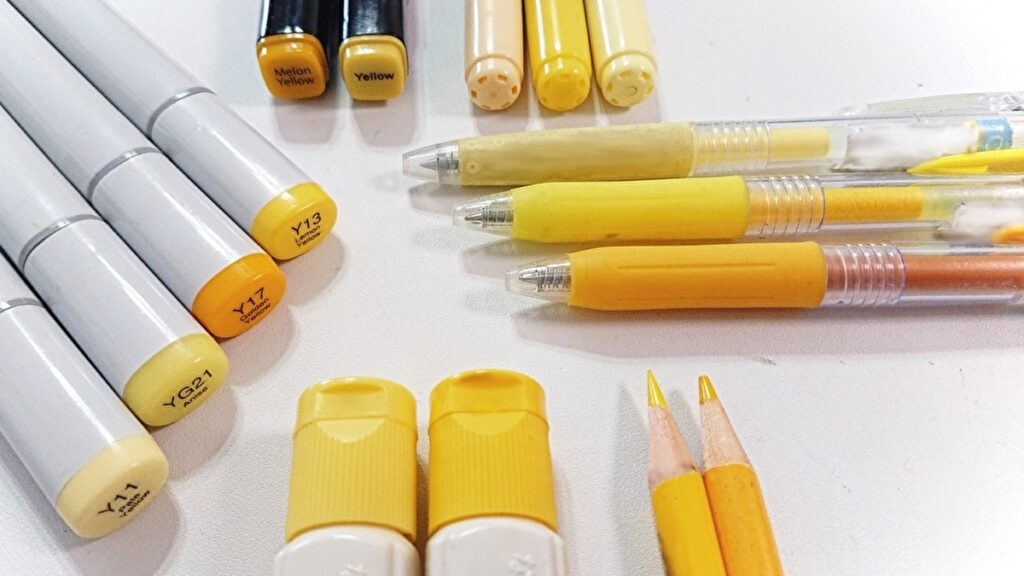 何本も並んだ黄色のペン