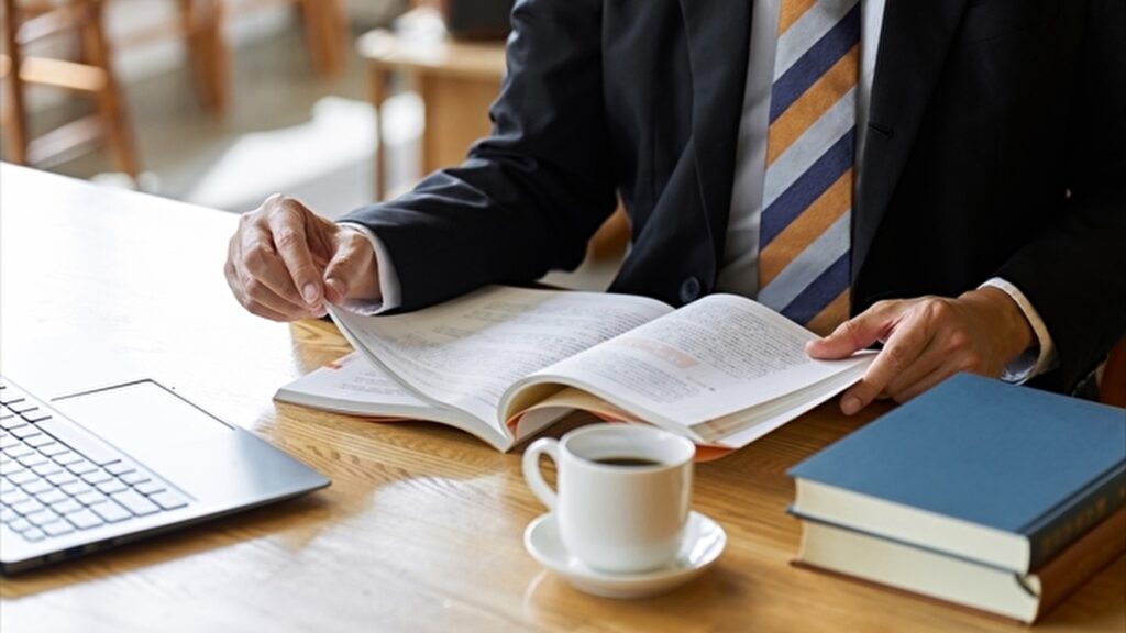 スーツ姿で勉強する男性
